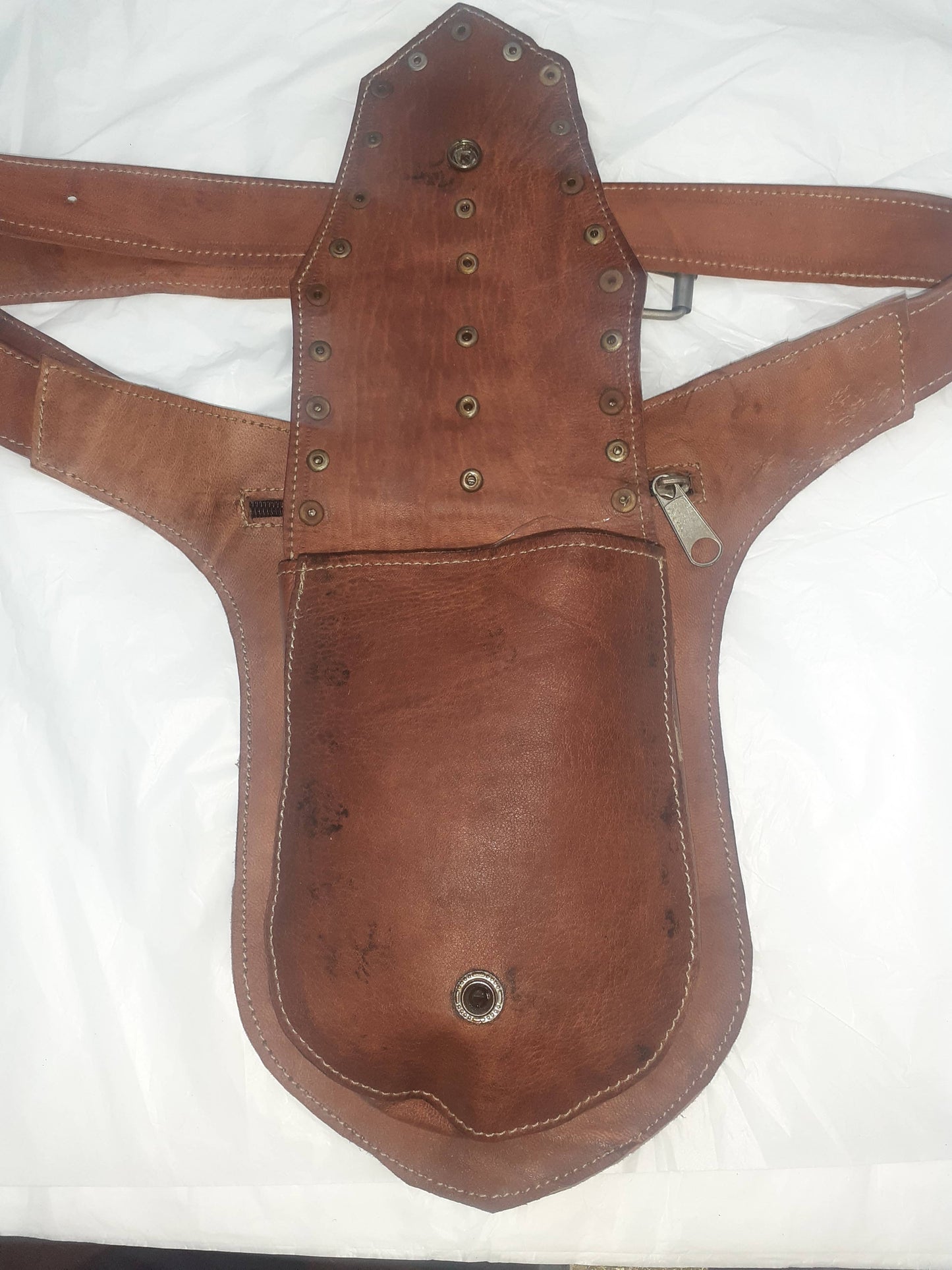 Riñonera de pico con remaches-1