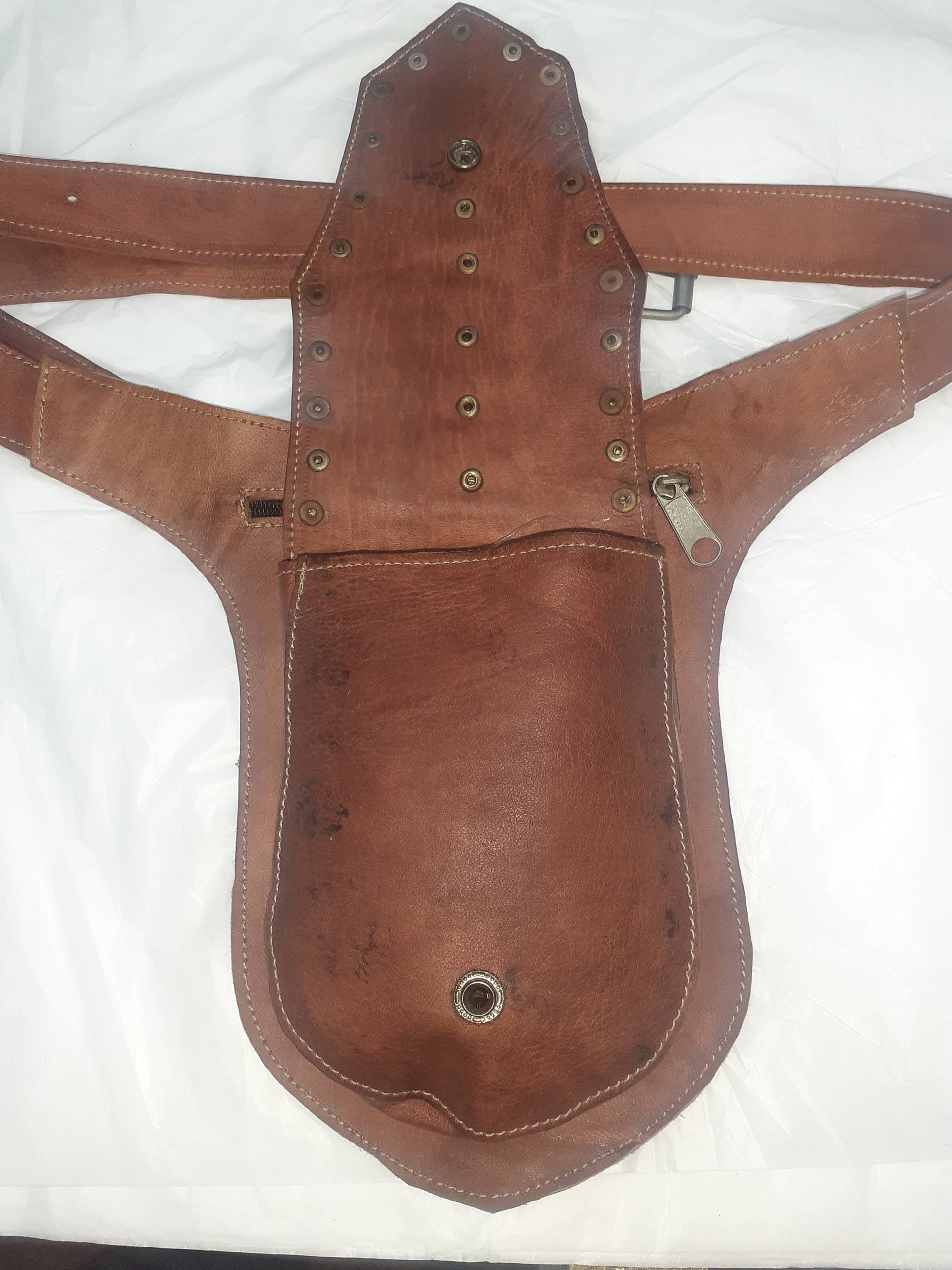 Riñonera de pico con remaches-1