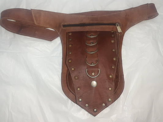 Riñonera de pico con remaches-0